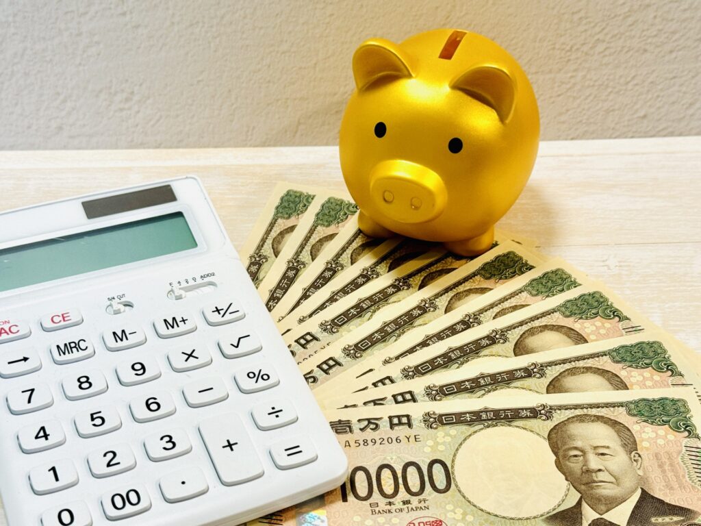 現金と電卓と貯金箱